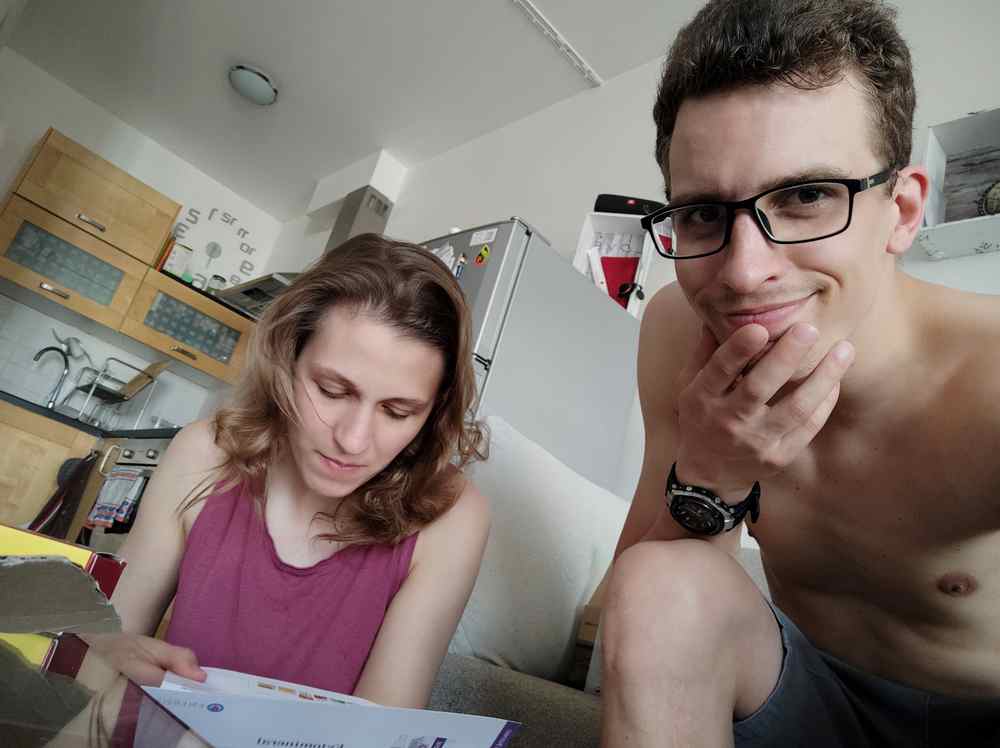 Dva lidé ve studiu nad záznamovým archem