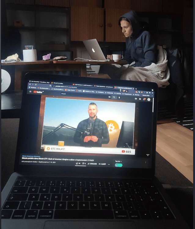 Notebook s přehrávaným videem, žena u stolu