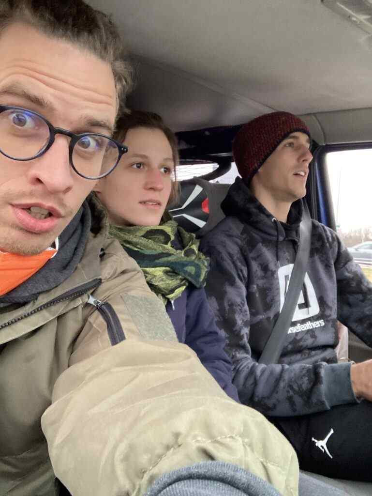 Tři lidé v autě