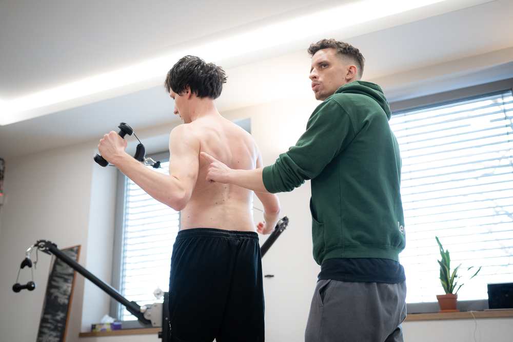 Trenér ProSapiens pracuje s klientem na stabilitě hrudníku