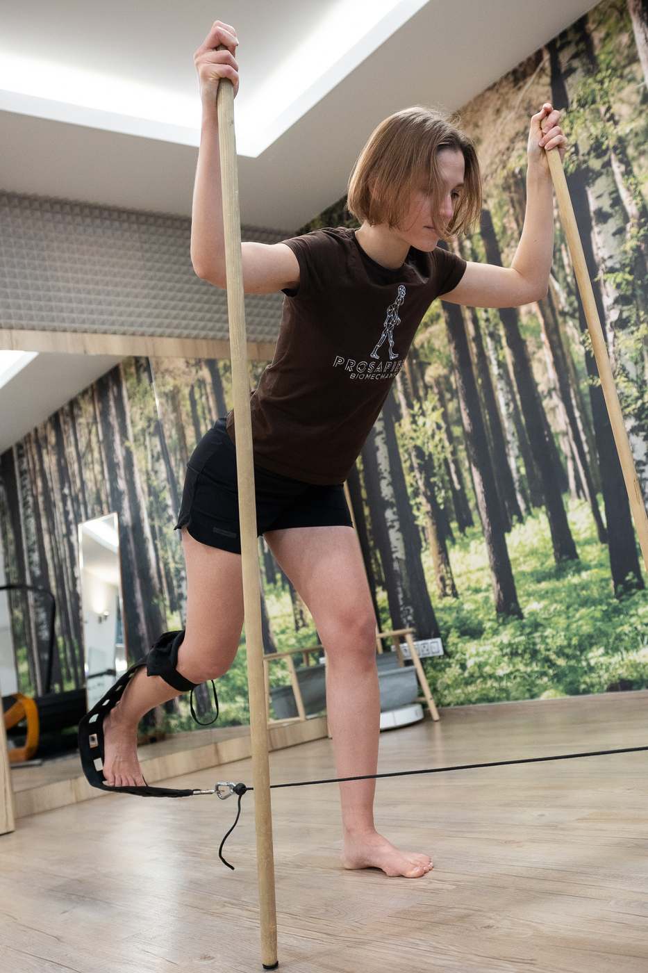 Klientka ve stoji na jedné noze s holí
